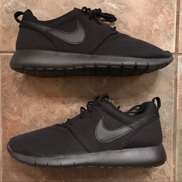 Nike Shoes - NEW Nike Roshe One Running Shoes Youth/Women’s